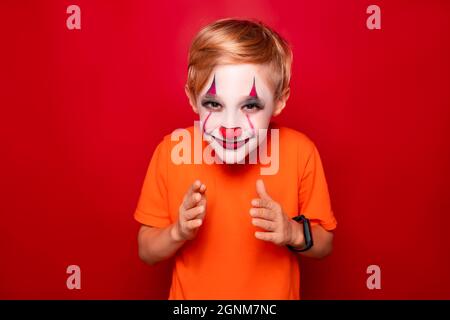 sly garçon avec maquillage pour les vacances d'halloween regarde la caméra. Banque D'Images