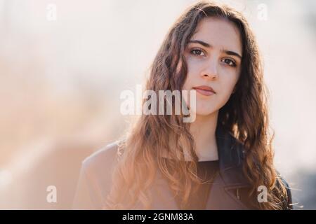 Portrait d'une belle jeune fille brune Banque D'Images