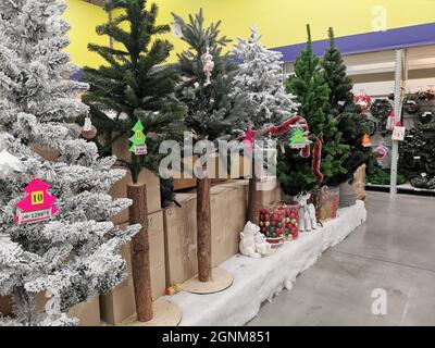 L'intérieur du centre commercial est décoré d'arbres de noël Banque D'Images