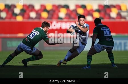 Brentford, Royaume-Uni. 26 septembre 2021. Rugby, premier ministre. London Irish V sale Sharks. Stade communautaire Brentford. Brentford. Keiran Wilkinson (sale) tente de passer par George Nott (London Irish, 19) et Allan Dell (London Irish). Credit: Sport en images/Alamy Live News Banque D'Images