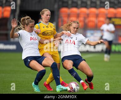 Londres, Royaume-Uni. 26 septembre 2021. De gauche à droite : femmes Spurs Shelina Zadorsky ; femmes de lecture Natasha Dowie et femmes Spurs Molly Bartrip pendant le match FAWSL entre Tottenham Hotspur femmes et femmes de lecture à la Hive, Londres, Angleterre, le 26 septembre 2021. Photo par Andrew Aleksiejczuk/Prime Media Images. Crédit : Prime Media Images/Alamy Live News Banque D'Images