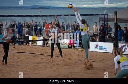 Portobello, Édimbourg, Écosse. 26 septembre.troisième jour et fin de la journée de volley-ball Birmingham 2022 qualifications des Jeux du Commonwealth. Chypre a remporté les deux finales en battant les équipes Scottish Men and Women's deux parties pour une. Une bonne foule s'est avérée pour ce qui était une journée très chaude de soleil et de nuages au bord de la mer écossaise. Crédit : Arch White/Alamy Live News. Banque D'Images