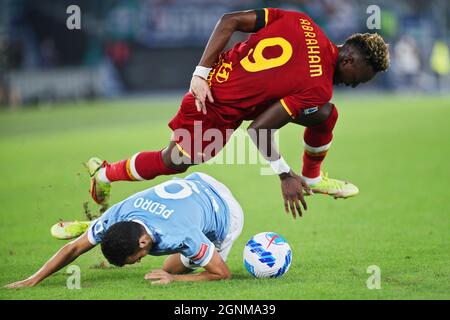 Pedro Rodriguez du Latium (L) vies pour le ballon avec Tammy Abraham de Roma (R) pendant le championnat italien Serie Un match de football entre SS Lazio et AS Roma le 26 septembre 2021 au Stadio Olimpico à Rome, Italie - photo: Federico Proietti/DPPI/LiveMedia Banque D'Images