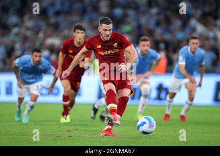 Jordan Veretout of Roma marque 3-2 but par pénalité pendant le championnat italien Serie Un match de football entre SS Lazio et AS Roma le 26 septembre 2021 au Stadio Olimpico à Rome, Italie - photo: Federico Proietti/DPPI/LiveMedia Banque D'Images