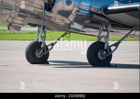 Göteborg, Suède - août 30 2008 : détail de Douglas DC-3C se-CFP sur un tablier à l'aéroport de Säve. Banque D'Images