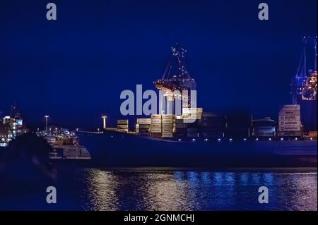 Göteborg , Suède - décembre 28 2009 : navires à conteneurs chargés la nuit au port de Göteborg. Banque D'Images