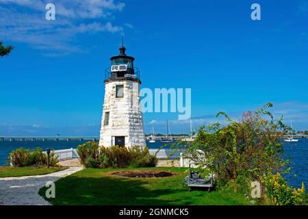 Le phare de Goat Island, également connu sous le nom de phare de Newport Harbour, surplombe le port et le pont de Newport par une journée ensoleillée -02 Banque D'Images