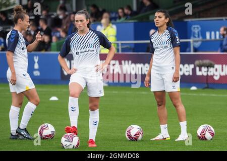 Liverpool, Royaume-Uni. 25 septembre 2021. Les joueurs s'échauffent pendant le match Barclays FA Womens Super League entre Everton et Birminghan City au Walton Hall Park à Liverpool, Angleterre crédit: SPP Sport Press photo. /Alamy Live News Banque D'Images