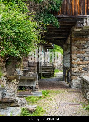 Le beau village de Fontainemore dans la vallée de Lys. Vallée d'Aoste, nord de l'Italie. Banque D'Images