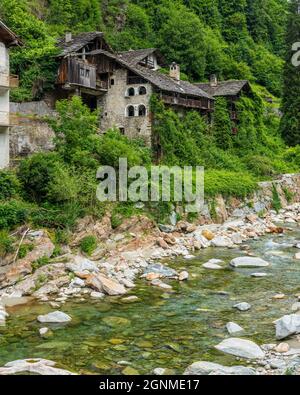 Le beau village de Fontainemore dans la vallée de Lys. Vallée d'Aoste, nord de l'Italie. Banque D'Images