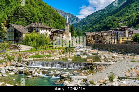 Le beau village de Fontainemore dans la vallée de Lys. Vallée d'Aoste, nord de l'Italie.