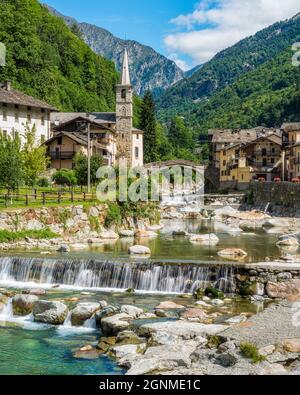 Le beau village de Fontainemore dans la vallée de Lys. Vallée d'Aoste, nord de l'Italie. Banque D'Images