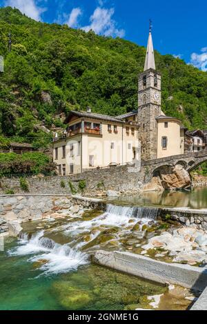 Le beau village de Fontainemore dans la vallée de Lys. Vallée d'Aoste, nord de l'Italie. Banque D'Images