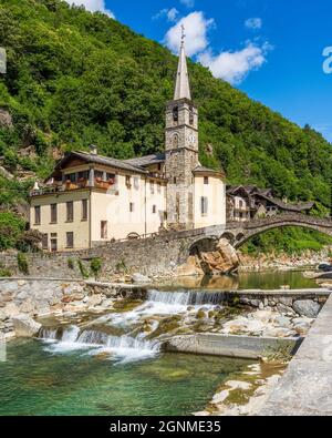 Le beau village de Fontainemore dans la vallée de Lys. Vallée d'Aoste, nord de l'Italie. Banque D'Images