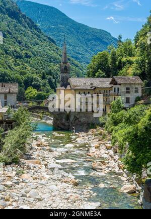 Le beau village de Fontainemore dans la vallée de Lys. Vallée d'Aoste, nord de l'Italie. Banque D'Images