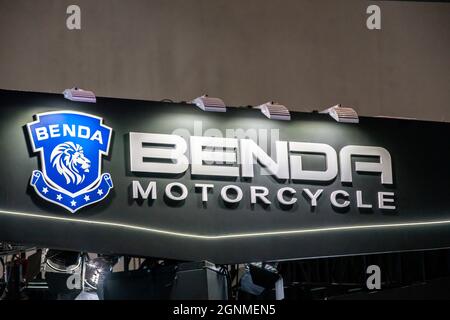 CHONGQING, CHINE - 19 septembre 2020 : le logo Benda Motorcycle sur un produit exposé dans une exposition internationale de moto chinoise Banque D'Images