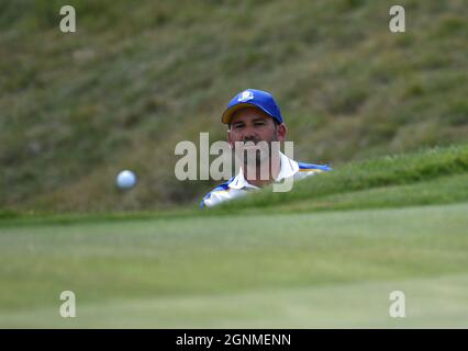 Sergio Garcia de l'équipe Europes sur le 6ème vert pendant le troisième jour de la 43ème Ryder Cup à Whistling Straits, Wisconsin. Date de la photo: Dimanche 26 septembre 2021. Banque D'Images