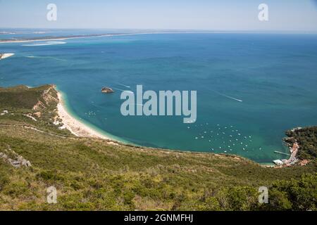 Vue incroyable des montagnes à l'océan à Serra da Arrábida Banque D'Images