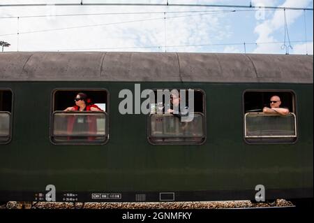 Les passagers sont vus par les fenêtres depuis le train à vapeur en arrivant à la gare.Un distillateur noir de charbon de Berlin de 192 tonnes, construit en 1940, Et a retiré les rails allemands, une fois achetés par une personne privée et donnés à l'organisation Stoom Stichting Nederland, en raison de la valeur de son musée est arrivé aujourd'hui à la gare centrale de Nimègue, où des centaines de personnes attendaient pour la voir. Depuis 2018, les locomotives à vapeur circulent entre Nijmegen et Den Bosch pendant une journée chaque année, pour donner vie au passé. Banque D'Images