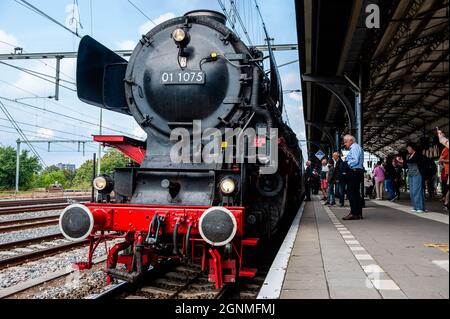 On voit le train à vapeur de la plate-forme.Un distillateur noir de charbon de Berlin de 192 tonnes, construit en 1940, Et a retiré les rails allemands, une fois achetés par une personne privée et donnés à l'organisation Stoom Stichting Nederland, en raison de la valeur de son musée est arrivé aujourd'hui à la gare centrale de Nimègue, où des centaines de personnes attendaient pour la voir. Depuis 2018, les locomotives à vapeur circulent entre Nijmegen et Den Bosch pendant une journée chaque année, pour donner vie au passé. Banque D'Images