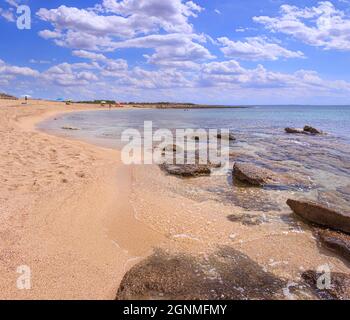 Les plus belles plages de Puglia en Italie : la plage de Torre Colimena à Salento. Banque D'Images