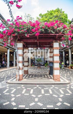 Hall d'un marché touristique nommé 'Mercado dos Lavradores' à Funchal sur l'île de Madère Banque D'Images