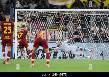 Stadio Olimpico, Rome, Italie. 26 septembre 2021. Italian Serie A football, SS Lazio versus AS Roma; Jordan Veretout of AS roma marque le but de coup de pénalité pour 3-2 en minute 70 crédit: Action plus Sports/Alay Live News Banque D'Images