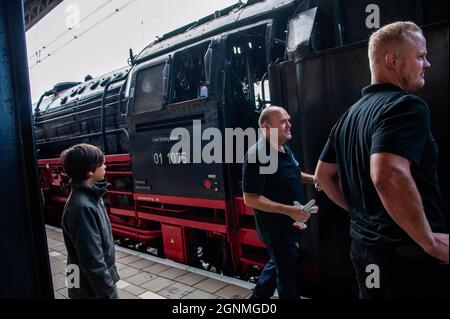 On voit le train à vapeur de la plate-forme.Un distillateur noir de charbon de Berlin de 192 tonnes, construit en 1940, Et a retiré les rails allemands, une fois achetés par une personne privée et donnés à l'organisation Stoom Stichting Nederland, en raison de la valeur de son musée est arrivé aujourd'hui à la gare centrale de Nimègue, où des centaines de personnes attendaient pour la voir. Depuis 2018, les locomotives à vapeur circulent entre Nijmegen et Den Bosch pendant une journée chaque année, pour donner vie au passé. (Photo par Ana Fernandez/SOPA Images/Sipa USA) Banque D'Images