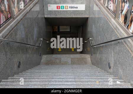 VALENCE, ESPAGNE - 25 SEPTEMBRE 2021 : entrée à la station de métro Xativa Banque D'Images