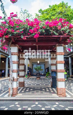 Hall d'un marché touristique nommé 'Mercado dos Lavradores' à Funchal sur l'île de Madère Banque D'Images