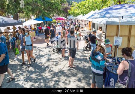 Port de Fulford Saltspring Island BC , Canada- le 10 juillet 2021 : les acheteurs naviguent pour trouver des marchandises sur le marché populaire des fermiers du samedi au port de Fulford Banque D'Images