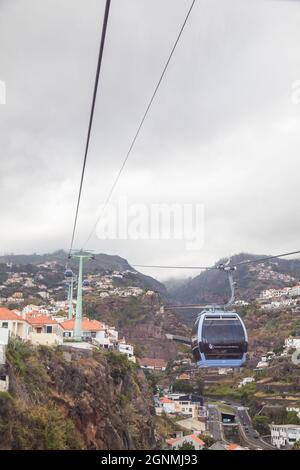 Photo du téléphérique de Funchal sur l'île de Madère et quelques montagnes et maisons en arrière-plan Banque D'Images