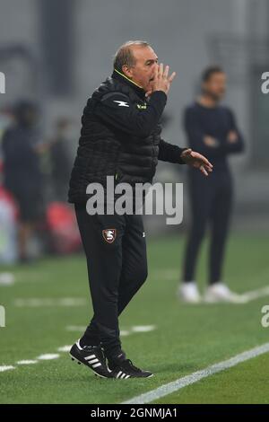 Fabrizio Castori Coach (Salerntana) pendant le match italien 'erie A' entre Sassuolo 1-0 Salerntana au stade Mapei le 26 septembre 2021 à Reggio Emilia, Italie. Credit: Maurizio Borsari/AFLO/Alay Live News Banque D'Images