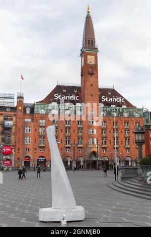 Copenhague, Danemark - 9 décembre 2017 : vue sur la place de l'hôtel de ville avec l'hôtel Scandic Palace en arrière-plan. Photo verticale Banque D'Images