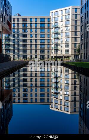 L'immeuble One Vesta Street se reflète dans le New Islington Marina, Ancoats, Manchester, Angleterre, Royaume-Uni Banque D'Images