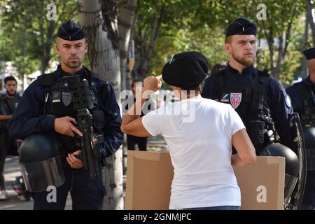 Marseille, France. 25 septembre 2021. Un manifestant portant un écriteau s'attaque à la police pendant la manifestation. Des milliers de personnes ont manifesté contre le passe de santé à Marseille, France. Le président français Emmanuel Macron a annoncé, parmi les nouvelles mesures anti-Covid 19, une « carte santé » qui sera nécessaire pour fréquenter les terrasses de cafés, restaurants, cinémas, théâtres et autres activités culturelles et de loisirs afin de contribuer à contenir la propagation du virus Covid-19. (Photo de Gerard Bottino/SOPA Images/Sipa USA) crédit: SIPA USA/Alay Live News Banque D'Images