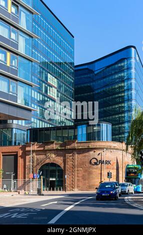Les bâtiments de bureaux Embankment 101 et 100, au-dessus de l'entrée piétonne du parking Q-Park, Greengate Square, Salford, Manchester, Angleterre, ROYAUME-UNI Banque D'Images