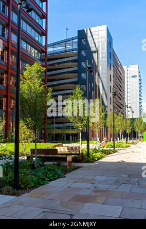 Espace public à côté du bâtiment de bureaux New Bailey et d'un parking à plusieurs étages, New Bailey, Salford, Manchester, Royaume-Uni Banque D'Images