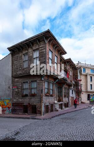 KADIRGA, ISTANBUL, TURQUIE - 26 DÉCEMBRE 2020 : Maisons historiques dans le district de Kadırga Banque D'Images