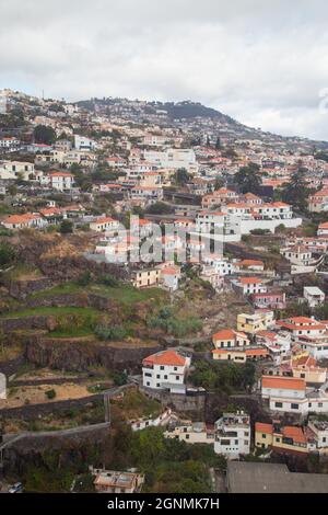 Photo aérienne d'une colline pleine de bâtiments à Funchal sur l'île de Madère Banque D'Images