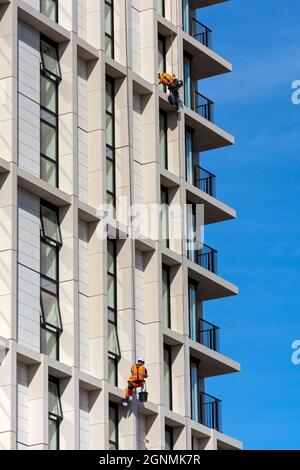 Nettoyeurs de fenêtres sur le Castle Wharf immeuble, Chester Road, Castlefield, Manchester, Angleterre, ROYAUME-UNI Banque D'Images