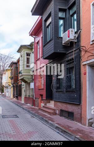 KADIRGA, ISTANBUL, TURQUIE - 26 DÉCEMBRE 2020 : Maisons historiques dans le district de Kadırga Banque D'Images