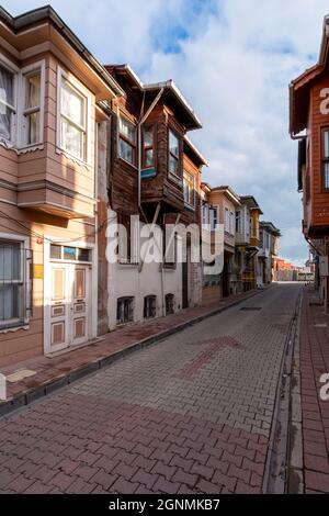 KADIRGA, ISTANBUL, TURQUIE - 26 DÉCEMBRE 2020 : Maisons historiques dans le district de Kadırga Banque D'Images