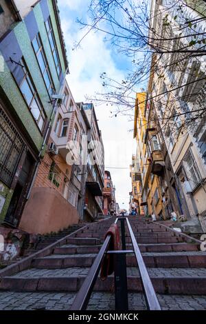 KADIRGA, ISTANBUL, TURQUIE - 26 DÉCEMBRE 2020 : Maisons historiques dans le district de Kadırga Banque D'Images