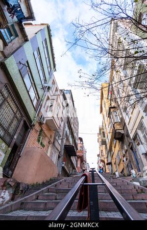 KADIRGA, ISTANBUL, TURQUIE - 26 DÉCEMBRE 2020 : Maisons historiques dans le district de Kadırga Banque D'Images