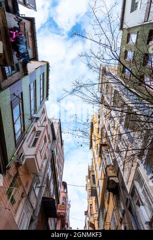 KADIRGA, ISTANBUL, TURQUIE - 26 DÉCEMBRE 2020 : Maisons historiques dans le district de Kadırga Banque D'Images