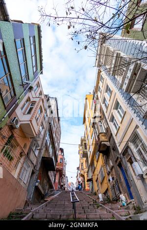 KADIRGA, ISTANBUL, TURQUIE - 26 DÉCEMBRE 2020 : Maisons historiques dans le district de Kadırga Banque D'Images