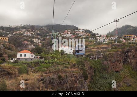 Photo du téléphérique de Funchal sur l'île de Madère et quelques montagnes et maisons en arrière-plan Banque D'Images