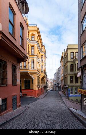 KADIRGA, ISTANBUL, TURQUIE - 26 DÉCEMBRE 2020 : Maisons historiques dans le district de Kadırga Banque D'Images