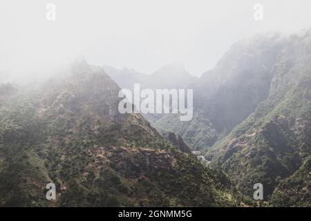 Montagnes pittoresques avec brouillard à l'île de Madère au Portugal Banque D'Images